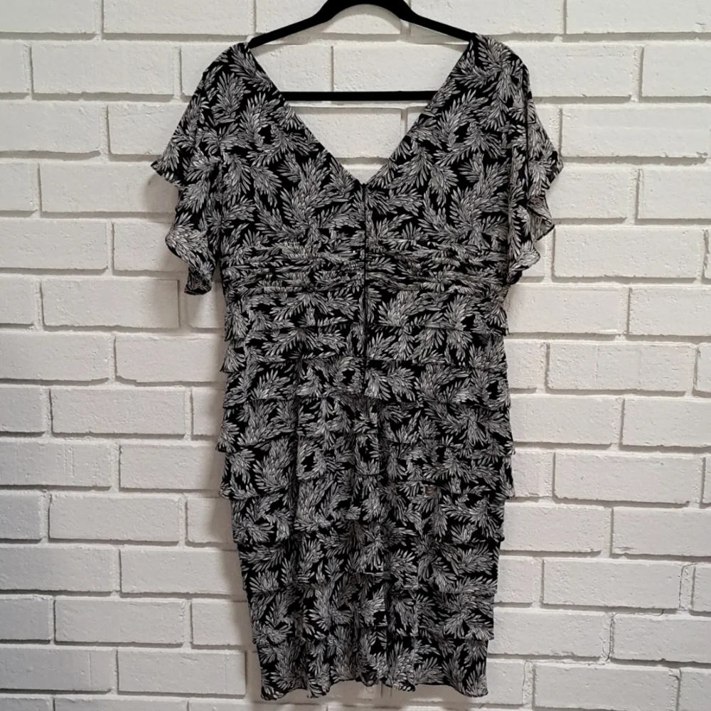 Adrianna Papell Black/White Ruffled Ruched Formal Dress. Size 14 Petite - Picture 6 of 11